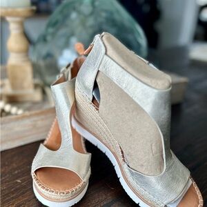 Gentle Souls by Kenneth Cole Elyssa Gold Leather Espadrille Wedge Sandal US 9.5